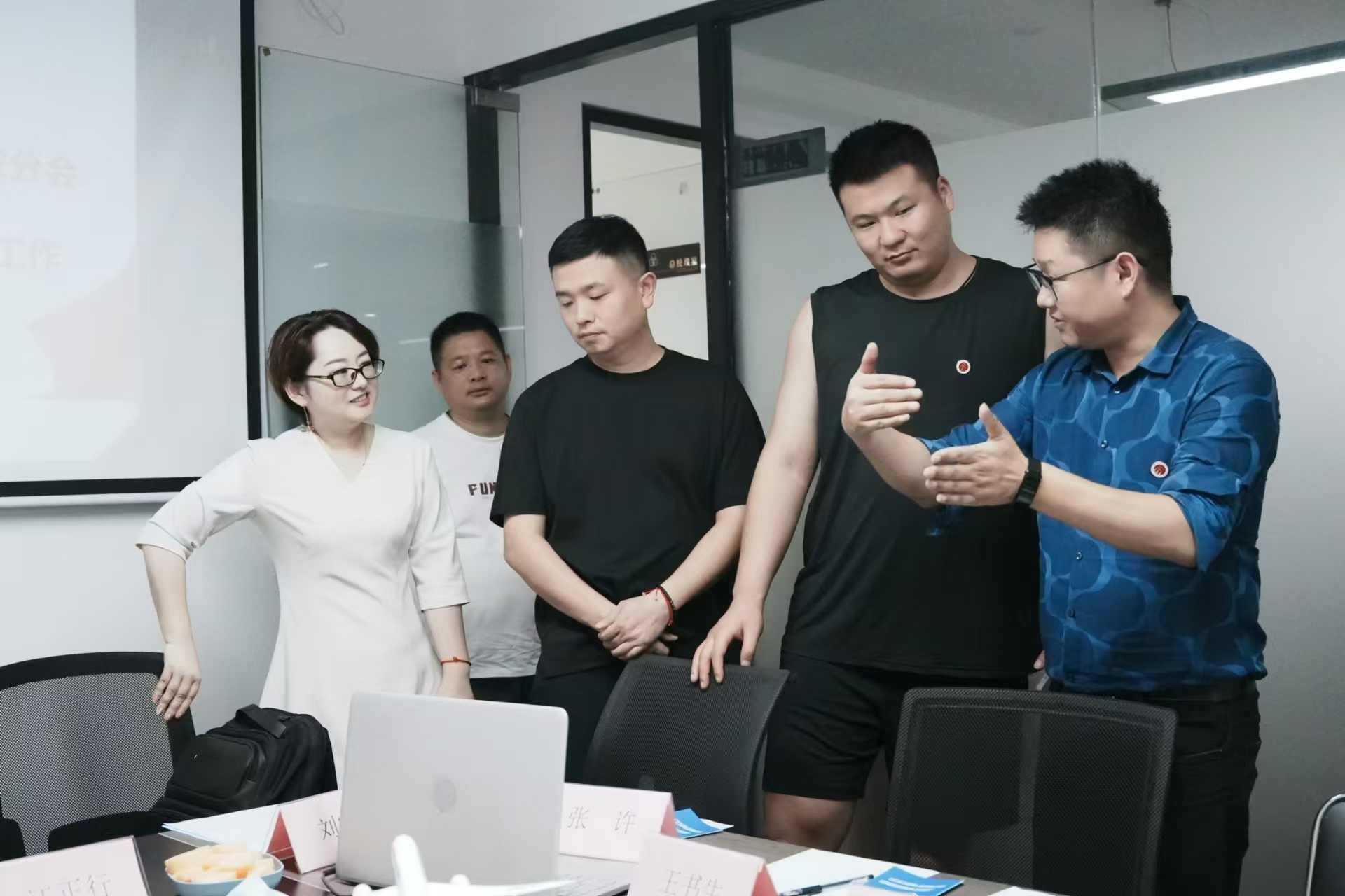 会议室沟通照片.jpg
