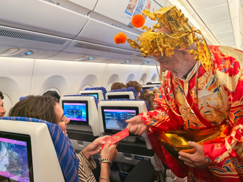 万米高空上惊现“洋财神”，南航邀请中外旅客共收祝福