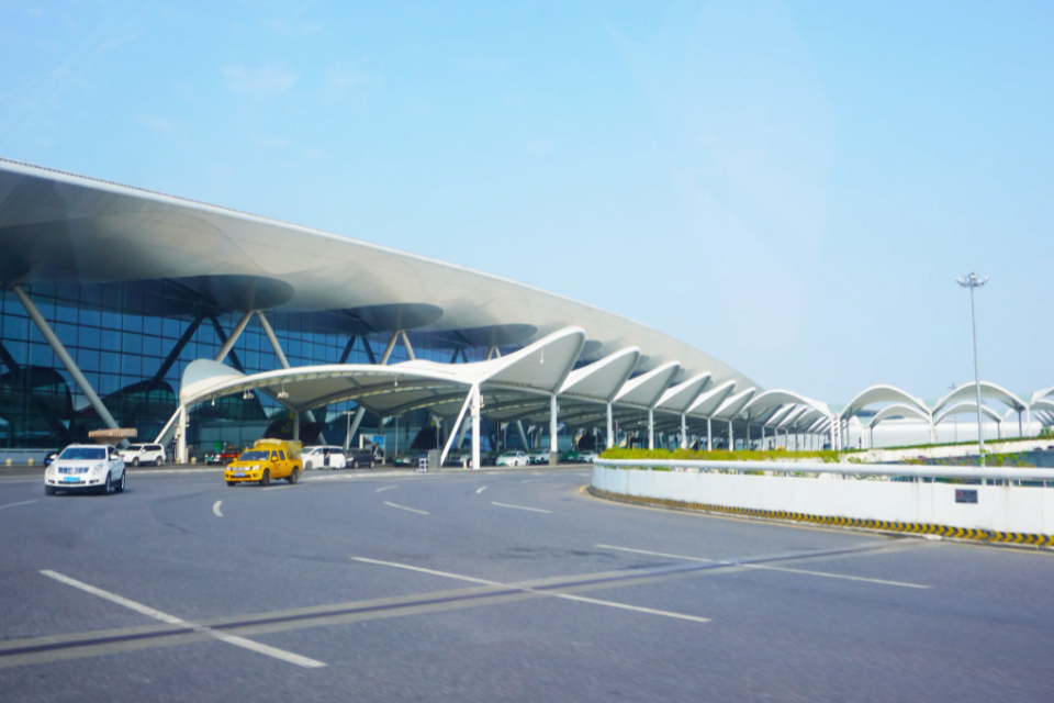 航空枢纽双线升级：新疆伊宁机场开放，广州新机场正式开工