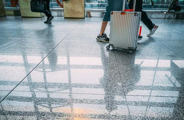 旷晨提醒：机场切勿帮陌生人捎带行李！警惕善意被滥用，守护行程安全